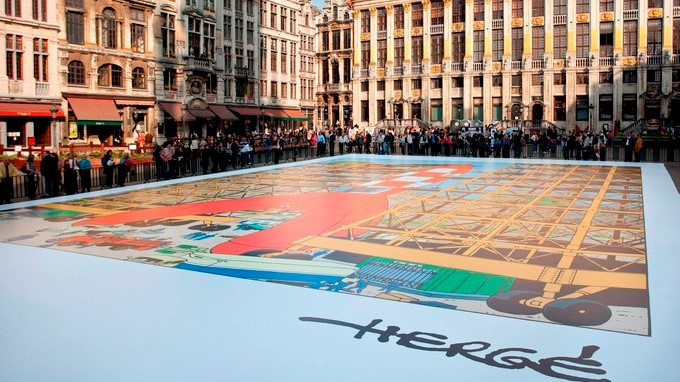 Una lámina gigante con un dibujo de "tintín" en la plaza Grand Place-Grote Markt de Bruselas. EFE/Archiv