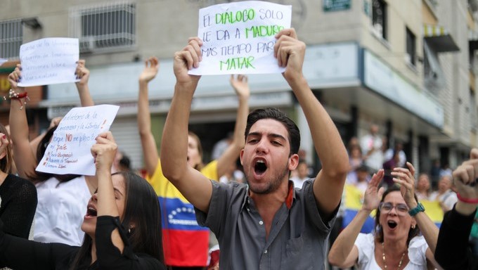 Opositores venezolanos participan hoy miércoles, en una manifestación para exigir el fin de la crisis y en respaldo a la Presidencia interina de Juan Guaidó, en Caracas (Venezuela). EFE