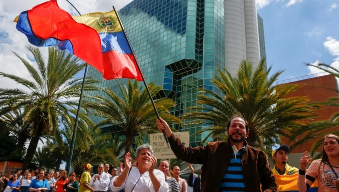 Opositores venezolanos participan hoy miércoles, en una manifestación para exigir el fin de la crisis y en respaldo a la Presidencia interina de Juan Guaidó, en Caracas (Venezuela). EFE
