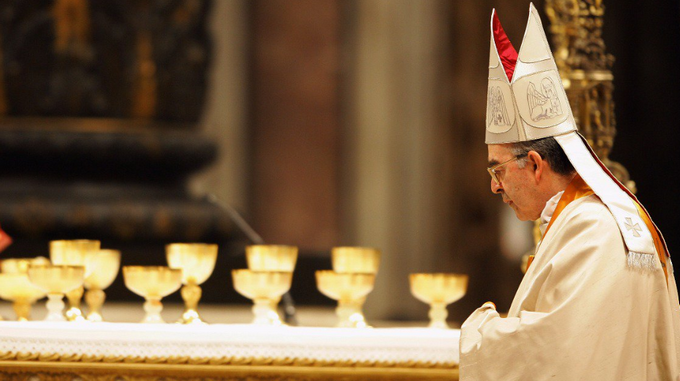 La ‘doble vida’ de un cardenal colombiano homofóbico y con gusto por los gigolós, según periodista francés