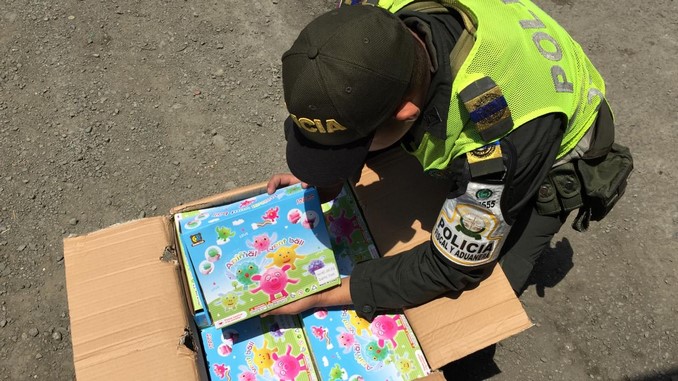 Decomisaron cargamento de confecciones y juguetes de contrabando en vía del Valle del Cauca