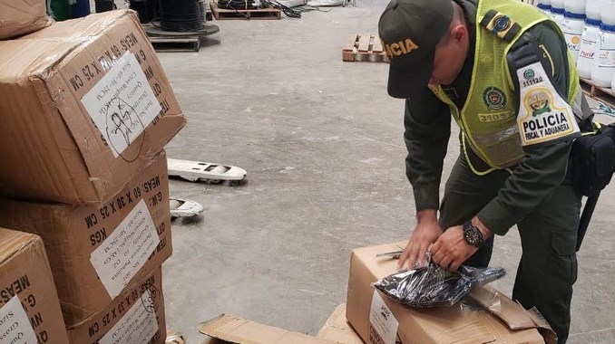 Decomisaron cargamento de confecciones y juguetes de contrabando en vía del Valle del Cauca