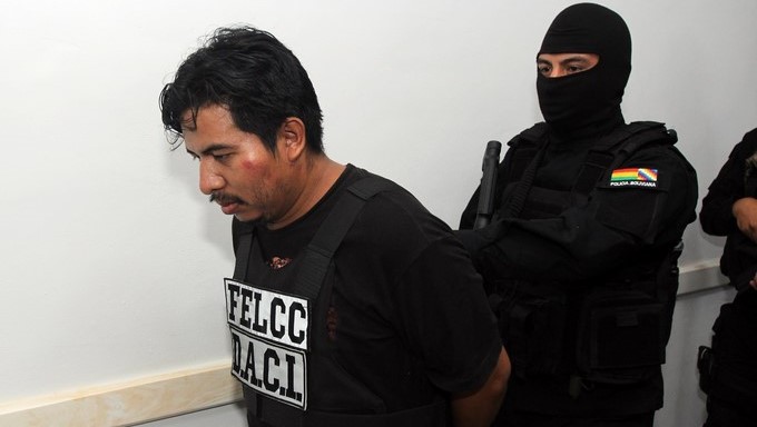 El boliviano Gustavo S.V.A., acusado del triple asesinato de una familia en Brasil, es presentado este domingo ante los medios, en la ciudad de Santa Cruz (Bolivia). EFE