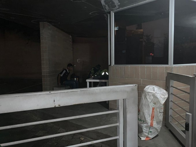 EN FOTOS Y VIDEO: Lo pillaron sacando cosas de un edificio que estaba desalojado en El Poblado 3 Lo pillaron sacando cosas de un edificio que estaba desalojado en El Poblado 2