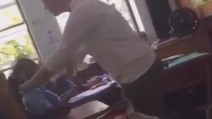 VÍDEO: Empujón y cachetada, polémica  pelea entre una profesora y su alumna