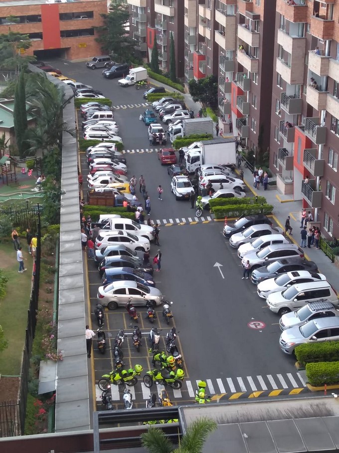 EN VIDEOS Y FOTOS: Tremendo operativo policial en una de las unidades del barrio Calasanz 3 Tremendo operativo policial en una de las unidades del barrio Calasanz 2 copia