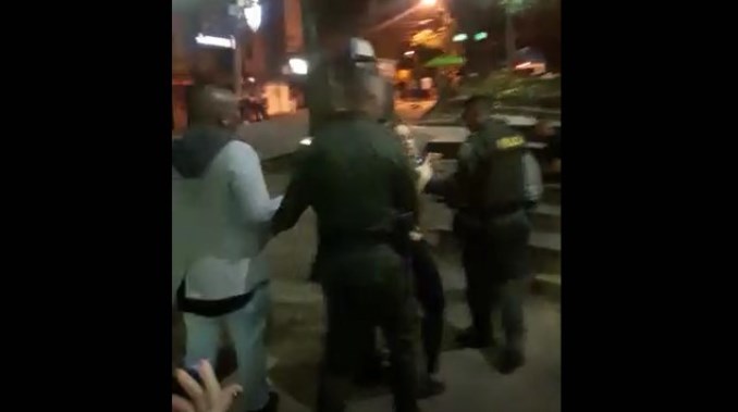 Por una cédula. Denuncian aparente abuso de autoridad por parte de policías en Medellín