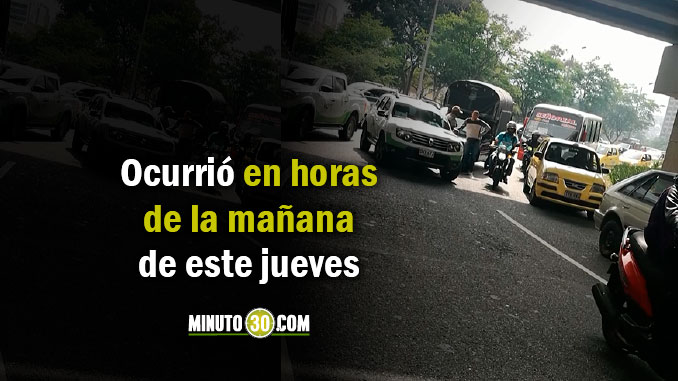 Vehículo oficial y camioneta de estacas chocaron en la glorieta de La Alpujarra