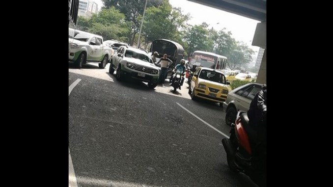 Vehículo oficial y camioneta de estacas chocaron en la glorieta de La Alpujarra