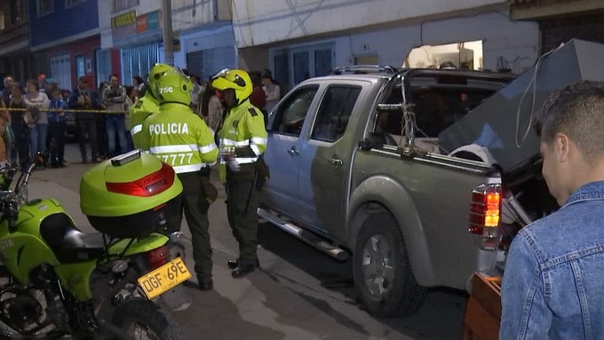 Conductor borracho atropelló y causó la muerte de un peatón, además destruyó la fachada de una casa