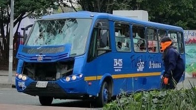 VIDEOS: Durante disturbios en la U. Pedagógica lanzaron piedras y le hicieron grafitis a bus del SITP