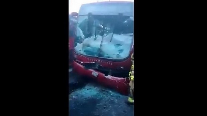 VIDEO: Al menos 14 heridos tras choque de dos articulados del Transmilenio
