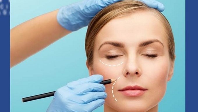 VIDEO: Una mujer se sometió a una liposucción pero el doctor le hizo algo muy diferente