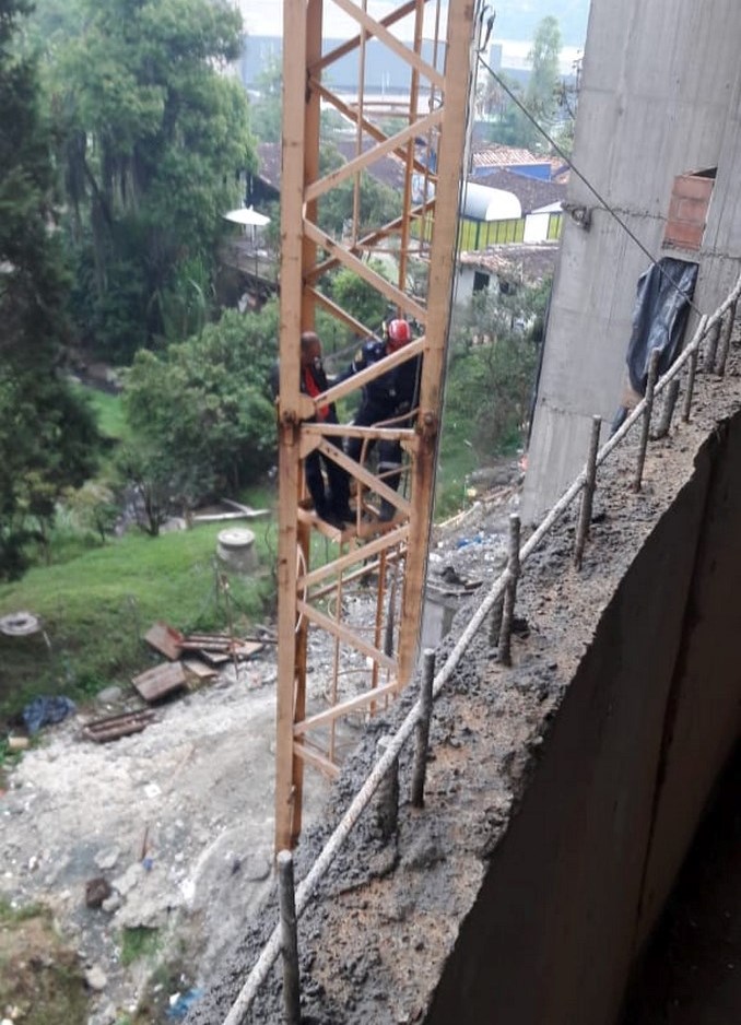 Encadenado, hombre protestó en construcción de La Estrella