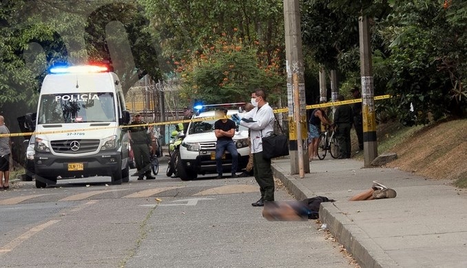 Cinco vainillas percutidas y una lata de cerveza, los elementos hallados al lado del hombre asesinado en Santa Lucía