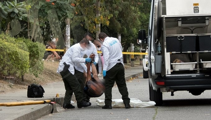 Cinco vainillas percutidas y una lata de cerveza, los elementos hallados al lado del hombre asesinado en Santa Lucía
