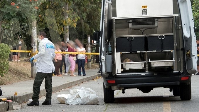 Cinco vainillas percutidas y una lata de cerveza, los elementos hallados al lado del hombre asesinado en Santa Lucía