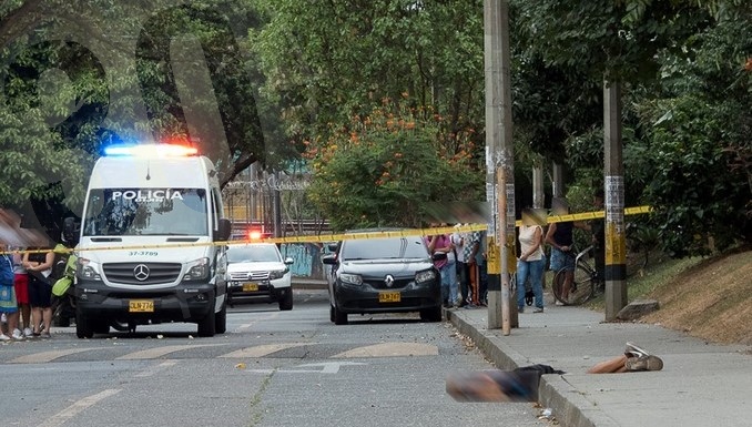 Cinco vainillas percutidas y una lata de cerveza, los elementos hallados al lado del hombre asesinado en Santa Lucía