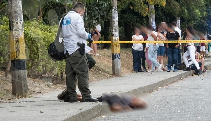 Cinco vainillas percutidas y una lata de cerveza, los elementos hallados al lado del hombre asesinado en Santa Lucía