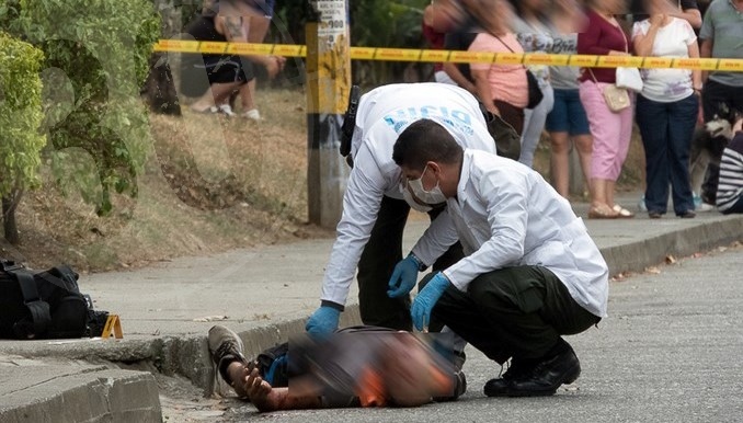 Cinco vainillas percutidas y una lata de cerveza, los elementos hallados al lado del hombre asesinado en Santa Lucía