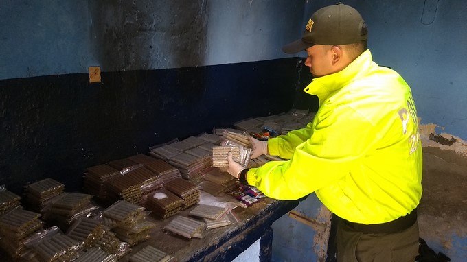 VIDEO: Así ingresó la Policía a una vivienda en el Barrio Antioquia e incautó más de 1.000 dosis de marihuana 1 incautaci%C3%B3n de droga en el barrio antioquia