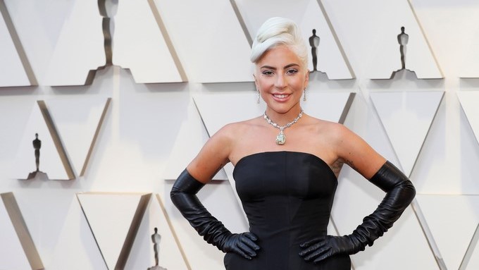 Lady Gaga posa a su llegada a la alfombra roja de los Premios Óscar, este domingo, en Hollywood, California (Estados Unidos). EFE