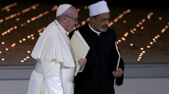 Beso entre el Papa Francisco y el Gran Imán de Al-Azhar, la imagen que recorre el mundo