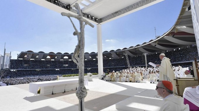 El papa termina visita a Emiratos con multitudinaria misa y agradecimientos