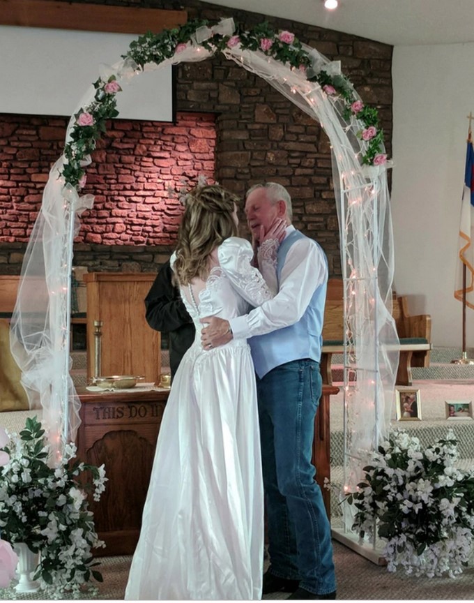 JR, de 62 años, besa a su esposa, Samantha Simpson, de 19