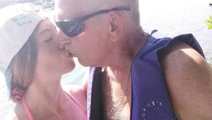 JR, de 62 años, besa a su esposa, Samantha Simpson, de 19