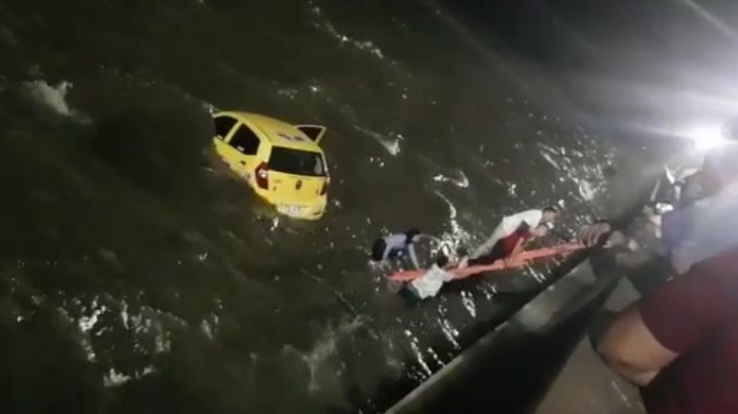 Taxista lanzó vehículo con su pareja a río en Barranquilla