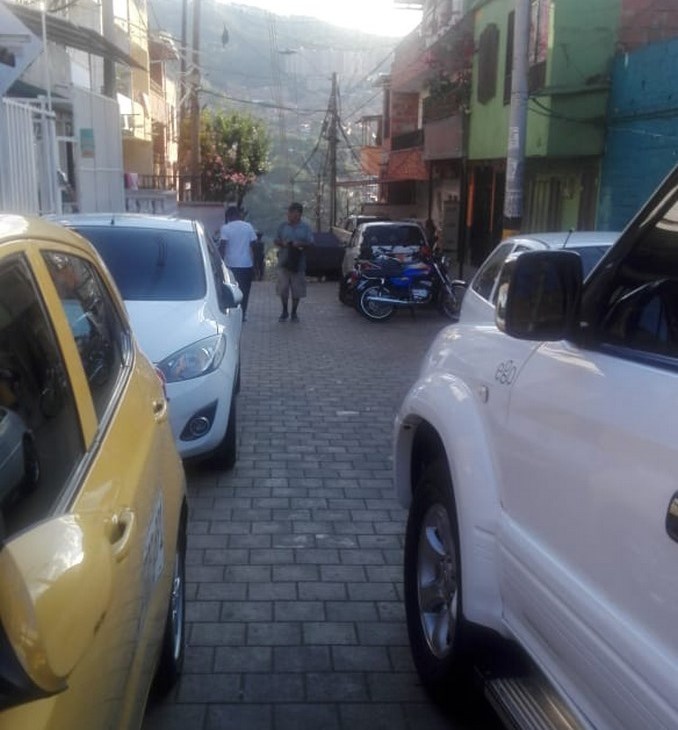 Denuncian que calle peatonal en Villatina es usada para parquear vehículos
