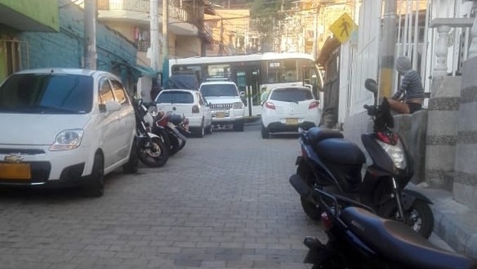 Denuncian que calle peatonal en Villatina es usada para parquear vehículos
