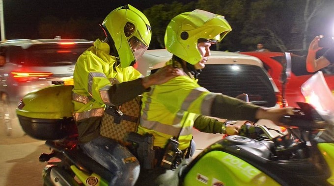 Video: Camilo Vargas salió del Palmaseca vestido de policía y en motocicleta para unirse a la concentración de la Selección 2 Camilo vargas vestido policia