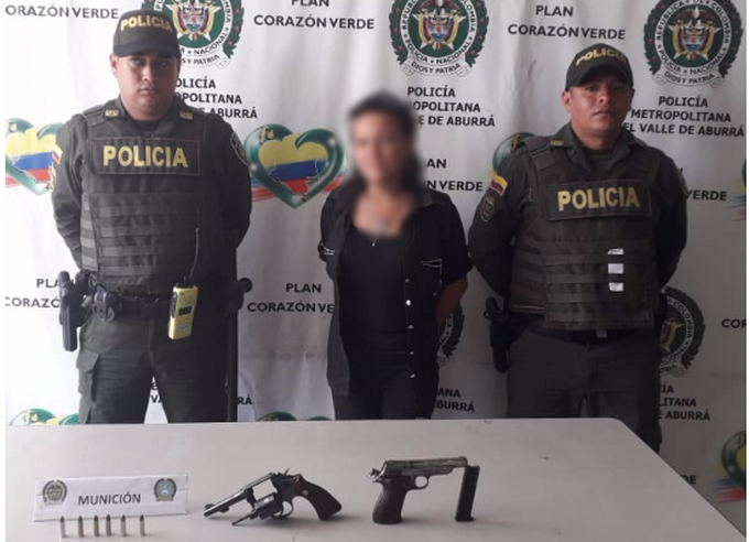 La descubrieron en Itagüí con dos armas de fuego, su actitud sospechosa la delató 2 Capturada armas fuego itagui