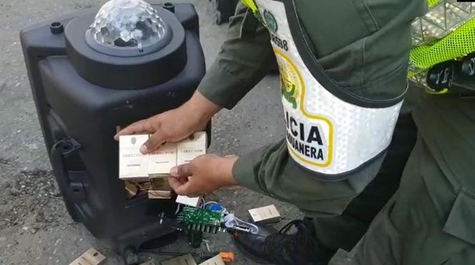 VIDEO: Al interior de cabinas de sonido las autoridades hallaron cigarrillos de contrabando 2 Al interior de cabinas de sonido las autoridades hallaron cigarrillos de contrabando en Santa Marta