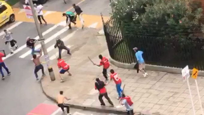 Video: Antes del clásico paisa se presentaron varios enfrentamientos a machete entre hinchas en el sector de Suramericana 1 Enfrentamientos hinchas clasico pais