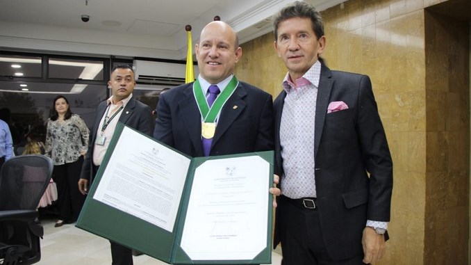 La gobernación le otorgó el Escudo de Antioquia Categoría Oro al humorista “Vargasvil”