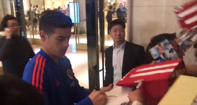 Video: Fanáticos japoneses de James se volvieron locos por conseguir un autógrafo suyo 1 James autografos japon