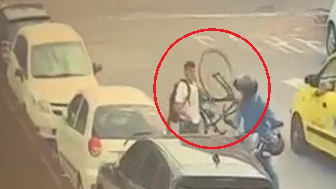 EN VIDEO: ¡Para eso si son hábiles! En cuestión de segundos un sujeto se robó una bicicleta en Guayabal 1 Ladrones bici