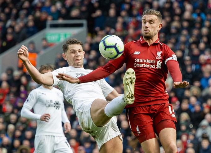 El Liverpool golea al Burnley y se aferra a la Premier 2 Liverpool golea al Burnley 1