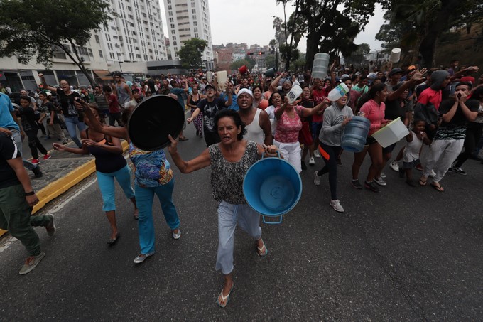 FOTOS Y VIDEOS: Protestas en diferentes puntos de Venezuela por los apagones 4 Protestas en diferentes puntos de Venezuela por los apagones 2