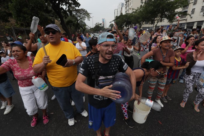 FOTOS Y VIDEOS: Protestas en diferentes puntos de Venezuela por los apagones 2 Protestas en diferentes puntos de Venezuela por los apagones 3