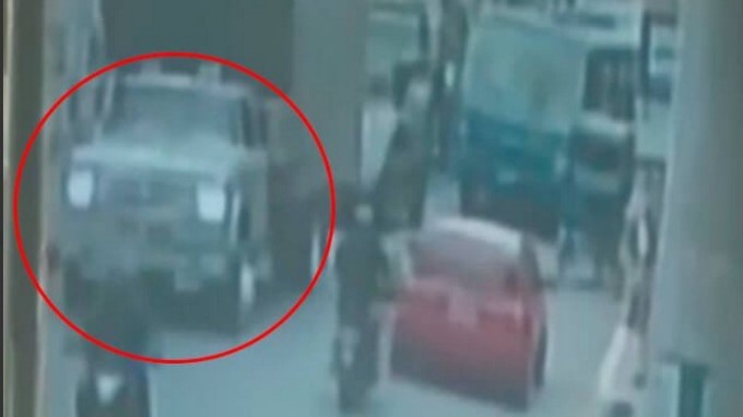 EN VIDEO: ¡Horrible accidente! Niño iba en bici, se cayó y lo atropelló un camión