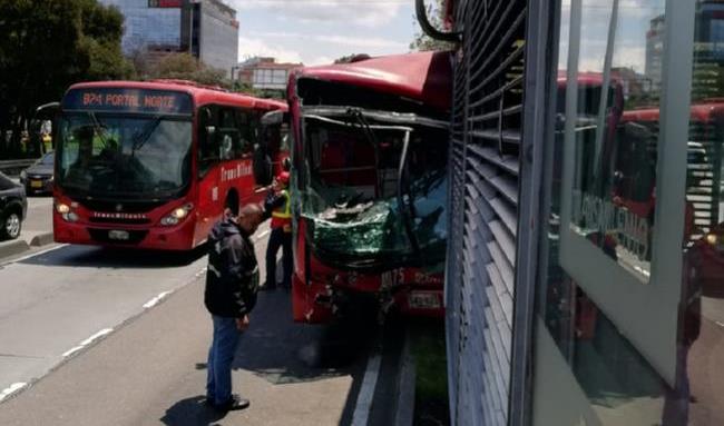 ¡Qué susto! Bus de Transmilenio se quedó sin frenos y se ‘estampó’ contra una estación