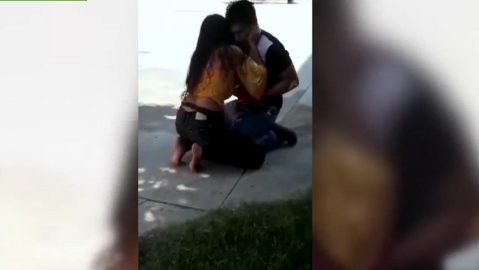 En México una mujer discutió con su novio, lo apuñaló y después le pidió perdón
