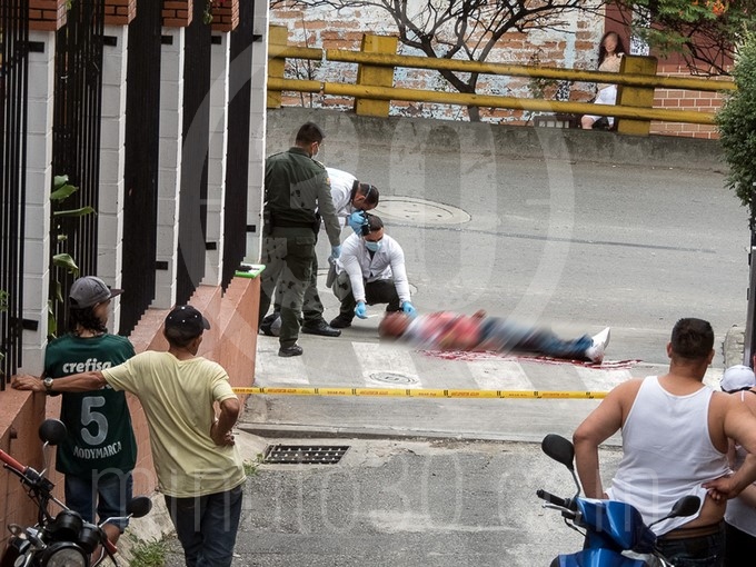 FOTOS Y VIDEOS: Se bajó de un carro por el barrio Girardot y de inmediato recibió varios impactos por arma de fuego 2 barrio Girardot y de inmediato recibi%C3%B3 varios impactos por arma de fuego 1691