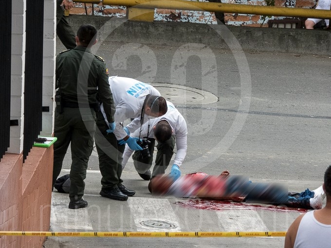 FOTOS Y VIDEOS: Se bajó de un carro por el barrio Girardot y de inmediato recibió varios impactos por arma de fuego 3 barrio Girardot y de inmediato recibi%C3%B3 varios impactos por arma de fuego 1692