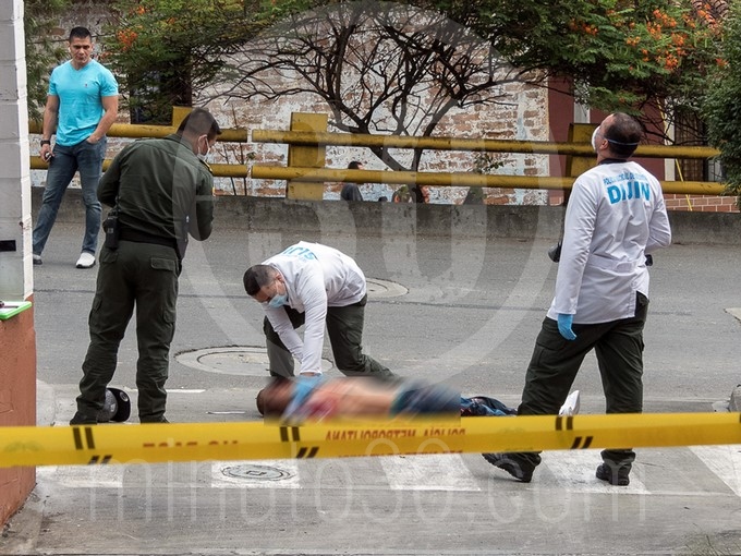 FOTOS Y VIDEOS: Se bajó de un carro por el barrio Girardot y de inmediato recibió varios impactos por arma de fuego 4 barrio Girardot y de inmediato recibi%C3%B3 varios impactos por arma de fuego 1696