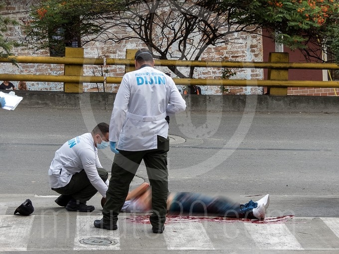 FOTOS Y VIDEOS: Se bajó de un carro por el barrio Girardot y de inmediato recibió varios impactos por arma de fuego 5 barrio Girardot y de inmediato recibi%C3%B3 varios impactos por arma de fuego 1699